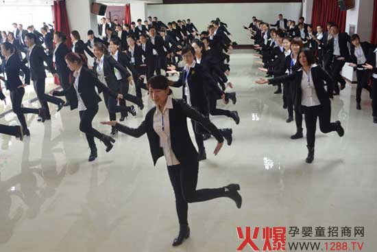 抱團(tuán)才能取暖 心齊必能斷金